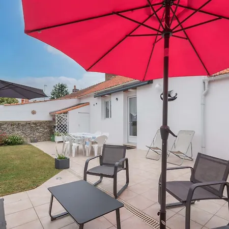 Holiday home La Birochere Maison Lumineuse Avec Jardin